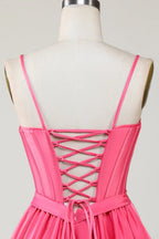 Vestido Lindo Fucsia de Línea A con Tirantes Espagueti, Corsé y Volantes para Baile de Graduación con Lazos