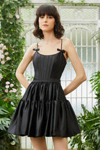 Vestido Lindo Fucsia de Línea A con Tirantes Espagueti, Corsé y Volantes para Baile de Graduación con Lazos