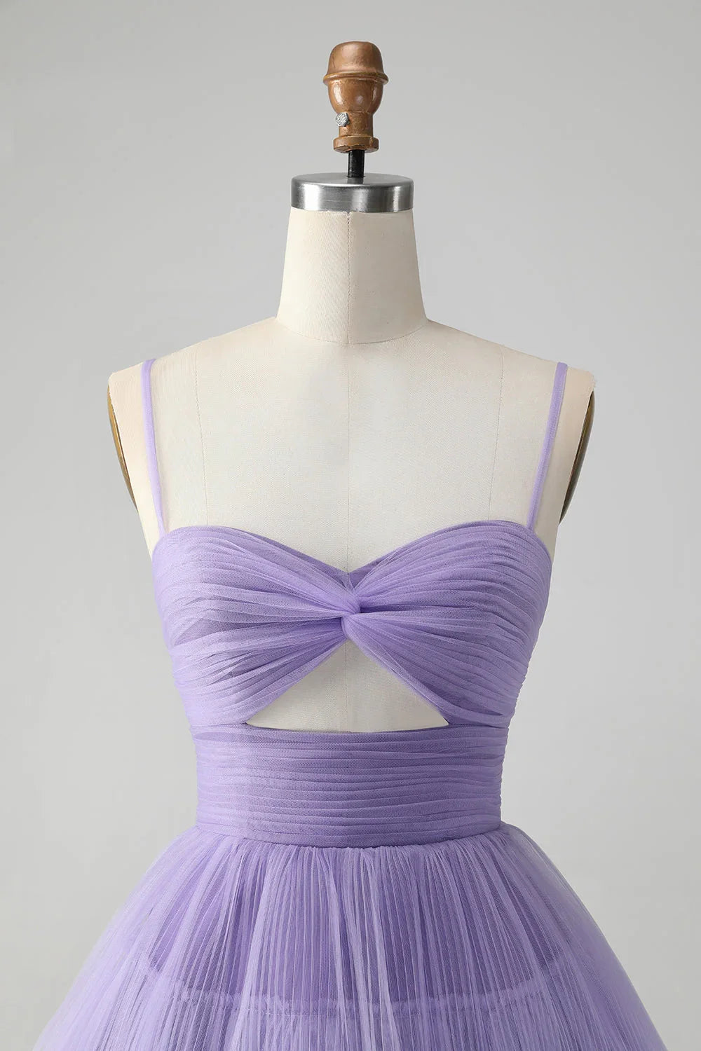 Niedliches lila A-Linien-Etagenkleid mit Trägern und Hollow-Out für den Homecoming