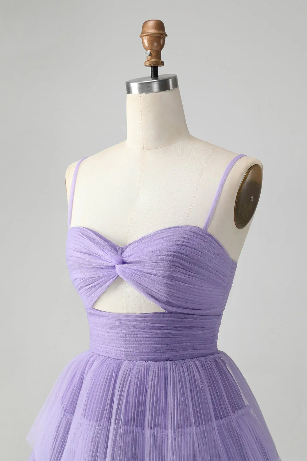 Niedliches lila A-Linien-Etagenkleid mit Trägern und Hollow-Out für den Homecoming