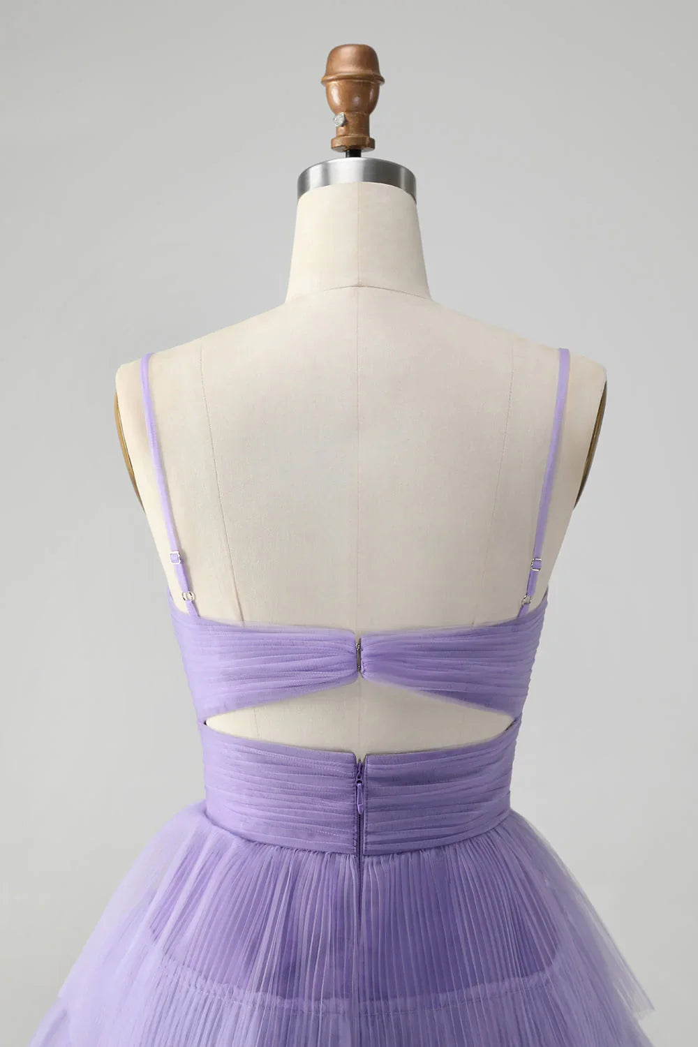 Niedliches lila A-Linien-Etagenkleid mit Trägern und Hollow-Out für den Homecoming