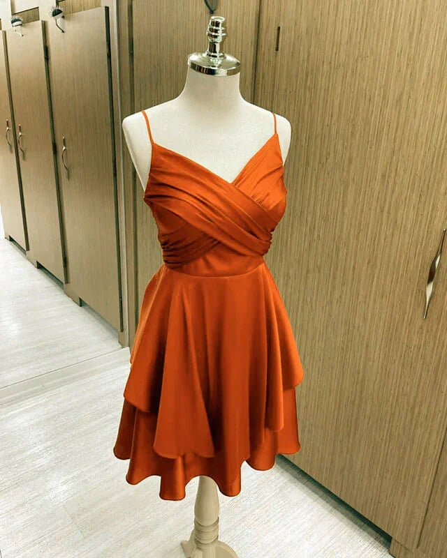 Kurzes Burnt Orange Satin Cocktailkleid V-Ausschnitt Semi-Formalkleid, Homecoming-Kleid Y1457