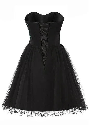 Chic Tüll Satin Perlen Herz-Ausschnitt A-Line Kurzes Cocktailkleid Schwarzes Homecoming Kleid Y8483