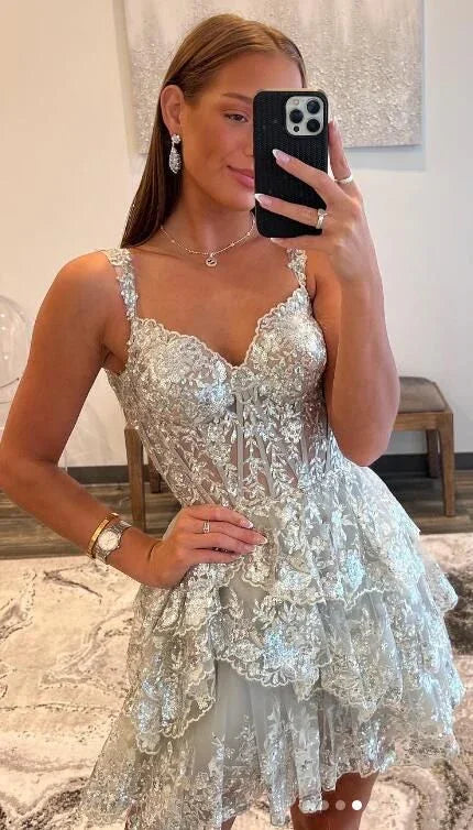 Vestido de Fiesta Corto y Brillante con Aplicaciones en Línea A y Niveles, Modelo Y6707, para Princesa