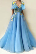 Un Abito da Ballo Lungo fino a Terra in Tulle Blu a Linea A con Ricami e Tasche PG985