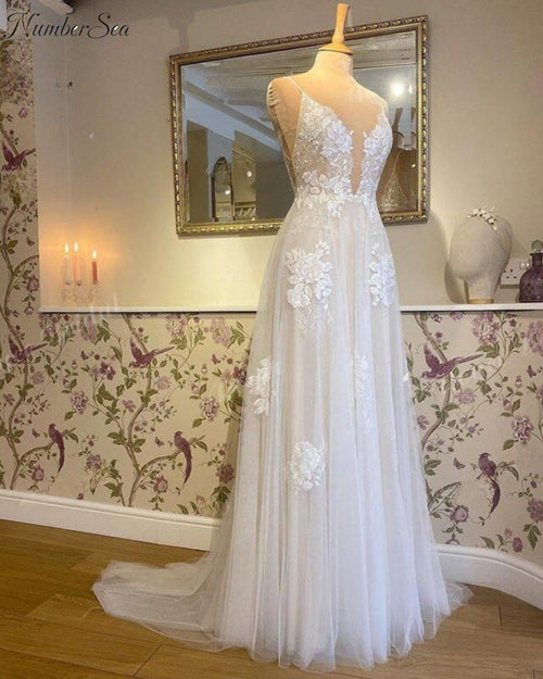 Un Abito da Sposa Boho a Linea A con Scollo a V, Spalline Spaghetti e Applicazioni di Pizzo, Elegante e con Strascico