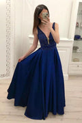 Robe de soirée et de bal satinée bleu marine à encolure en V et ligne A avec perlage PM237