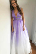 Robe de bal dos nu longue traîne en tulle violet, décolleté profond en V et ligne A, avec perlage PG879