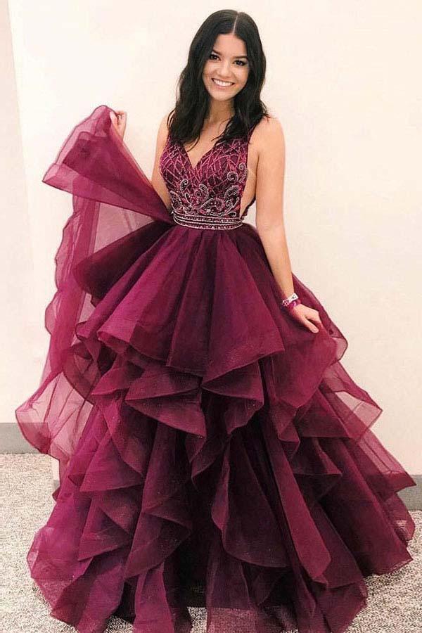Vestido de festa em tule bordeaux com decote em V profundo e folhos, corte A, PG881