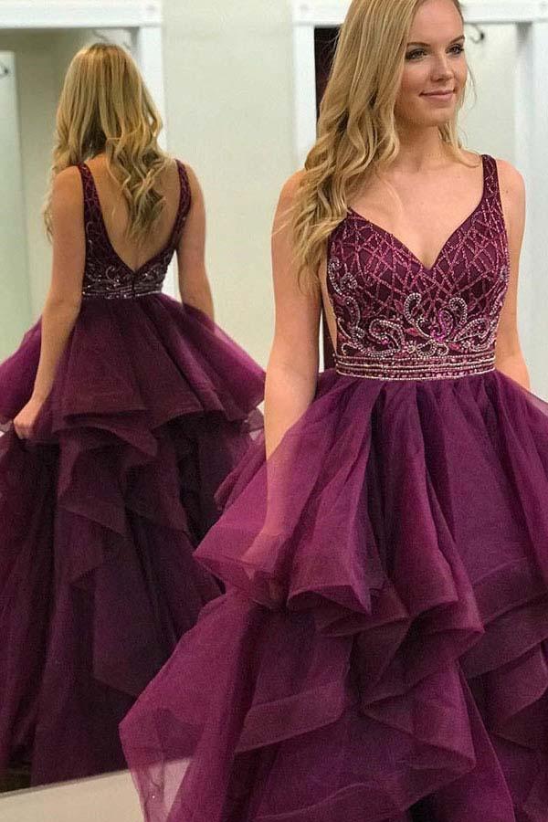 Vestido de festa em tule bordeaux com decote em V profundo e folhos, corte A, PG881
