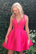 Robe de bal fuchsia satinée à encolure en V profond et bretelles, coupée droite et s'arrêtant au-dessus du genou PD070