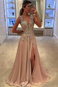 Robe de bal en mousseline longue jusqu'au sol avec décolleté profond en V et applications  PG906