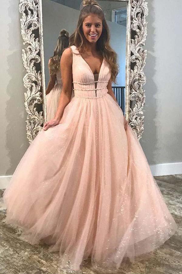 Vestido de festa em tule rosa, decote em V profundo, cauda longa, sem costas e com missangas, PG878