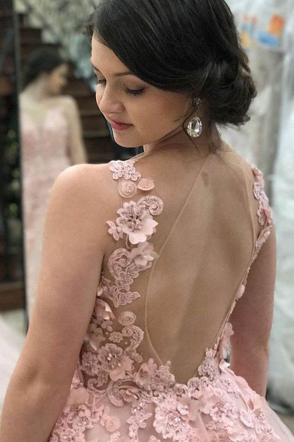 Vestido de festa em tule rosa com decote em V profundo e cauda longa, costas abertas e aplicações PG880