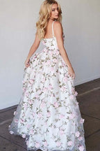 Vestido de festa em tule rosa com decote em V profundo e cauda longa, corte A, com flores PG777