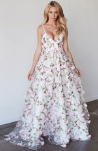 Vestido de festa em tule rosa com decote em V profundo e cauda longa, corte A, com flores PG777