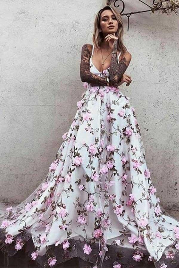 Vestido de festa em tule rosa com decote em V profundo e cauda longa, corte A, com flores PG777