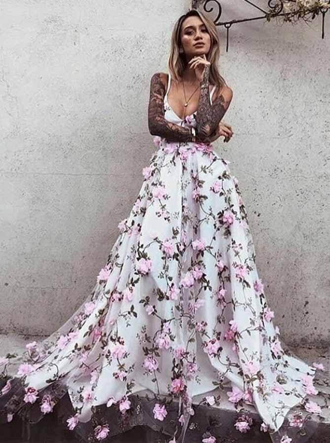 Vestido de festa em tule rosa com decote em V profundo e cauda longa, corte A, com flores PG777