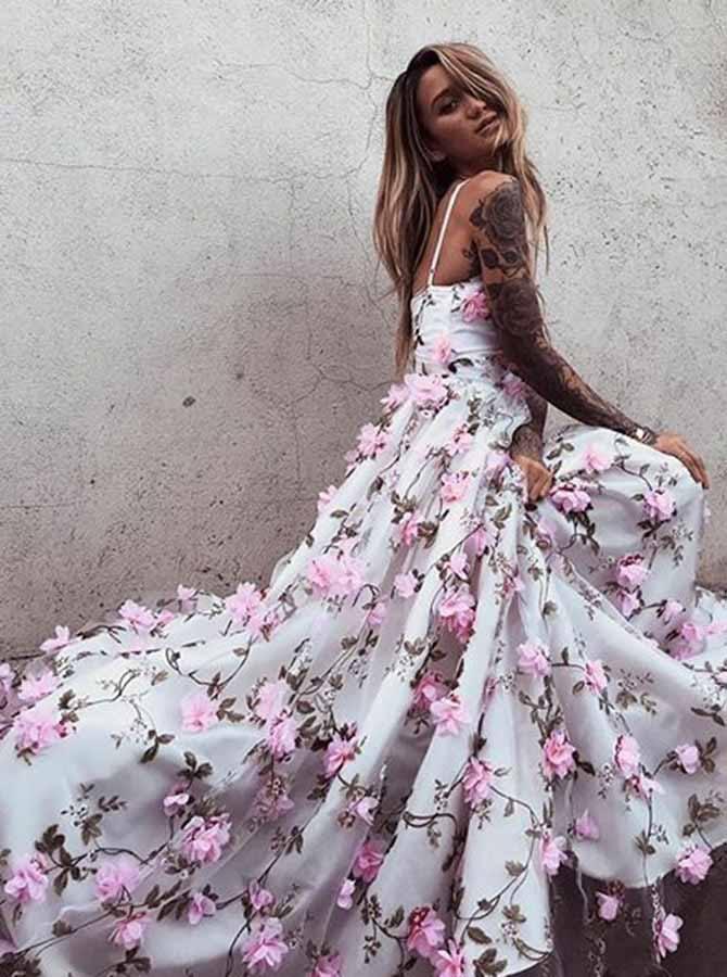 Vestido de festa em tule rosa com decote em V profundo e cauda longa, corte A, com flores PG777