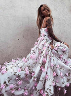 Vestido de festa em tule rosa com decote em V profundo e cauda longa, corte A, com flores PG777