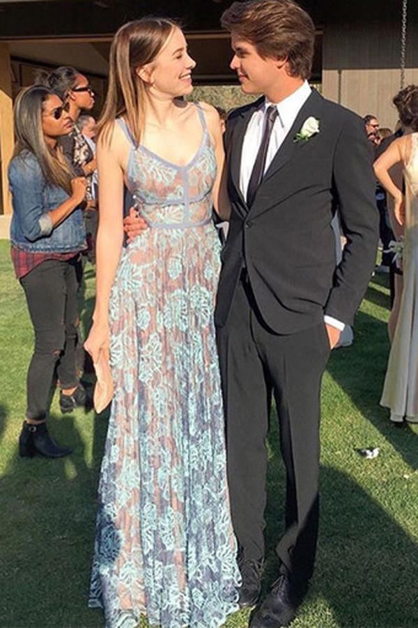 Vestido de festa comprido com decote em V, sem mangas e com alças finas, em renda, PSK087