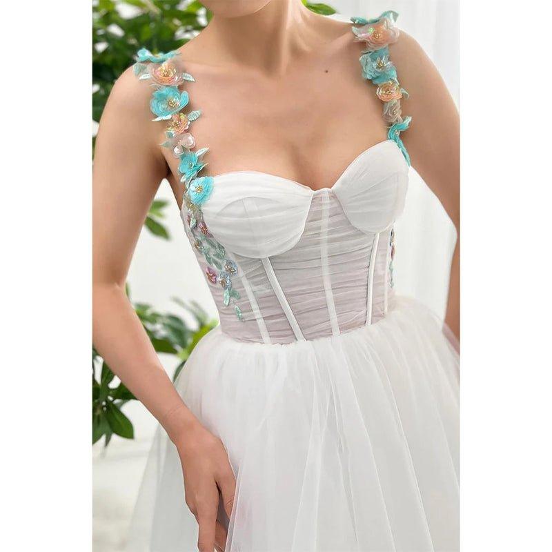 Vestido de festa de casamento branco com alças finas e flores em linha A 