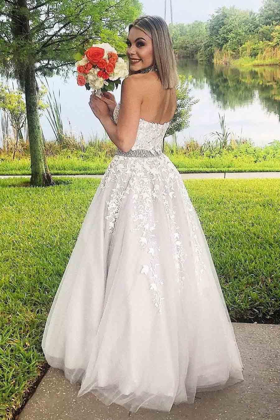 Vestido de festa comprido com decote alto, corte A, aplicações de renda e missangas PM242