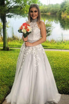 Vestido de festa comprido com decote alto, corte A, aplicações de renda e missangas PM242