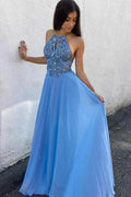 Vestido de Fiesta Azul Chifón con Línea A, Cola Barrida de Joyas, Espalda Descubierta con Ojal y Abalorios Modelo PM210