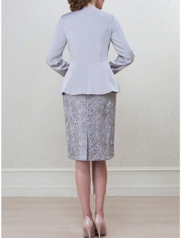 A-Linien-Kleid für die Mutter der Braut, Hochzeitsgast, elegant, zierlich, U-Ausschnitt, knielang, italienischer Satin, lange Ärmel mit Spitze, Schlitz vorne, Kristallbrosche