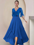 Vestido de mãe da noiva em corte A, elegante, decote em V, assimétrico, chiffon, manga curta, com pregadeira de cristal franzida