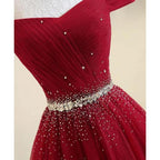 Vestido de festa azul-marinho com decote em A e ombro de fora, em tule e missangas PG737