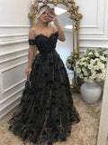Robe de bal longue noire en tulle à épaule dénudée et coupe A avec applications de dentelle