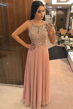 Vestido de festa/noite em chiffon rosa, corte A, cai-cai, sem costas, com missangas, PG949
