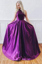Vestido de festa/formal comprido em cetim roxo com decote em A e costas nuas, alças cruzadas, PG987