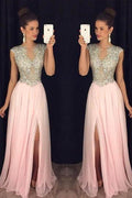 Une robe de bal longue en mousseline de soie rose avec encolure ronde, fente et perlage PG765
