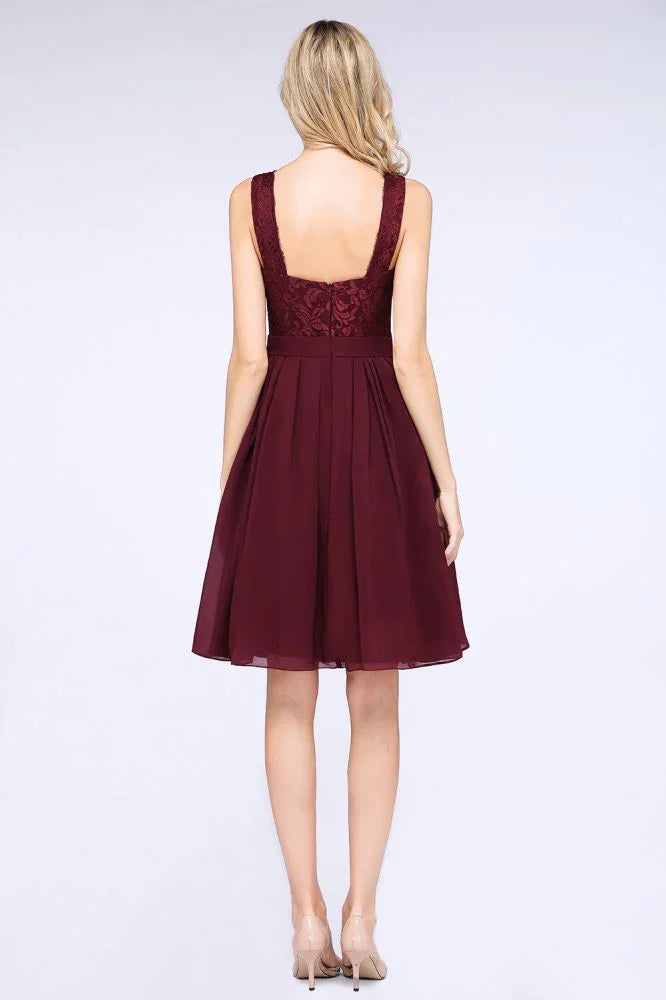 A-Line Rüschen Chiffon Spitze V-Ausschnitt Abendparty-Kleid Ärmelloses Kniebundlanges Homecoming-Kleid