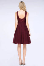 A-Line Rüschen Chiffon Spitze V-Ausschnitt Abendparty-Kleid Ärmelloses Kniebundlanges Homecoming-Kleid