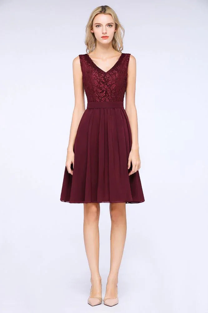 A-Line Rüschen Chiffon Spitze V-Ausschnitt Abendparty-Kleid Ärmelloses Kniebundlanges Homecoming-Kleid