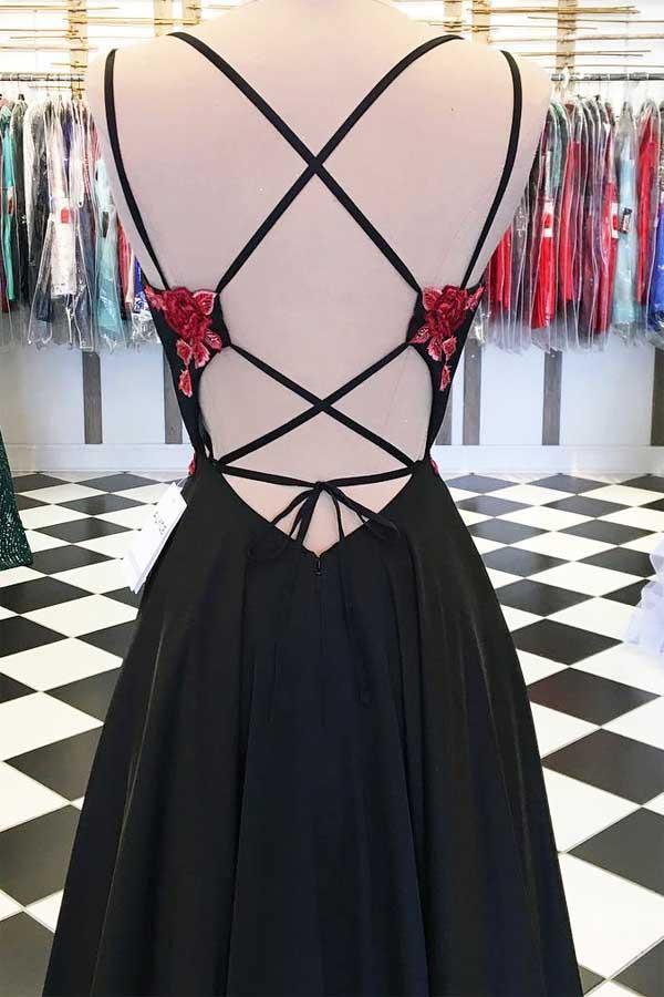 Vestido de festa preto comprido com alças finas e apliques florais em cetim PG863