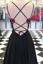 Vestido de festa preto comprido com alças finas e apliques florais em cetim PG863