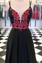 Vestido de festa preto comprido com alças finas e apliques florais em cetim PG863