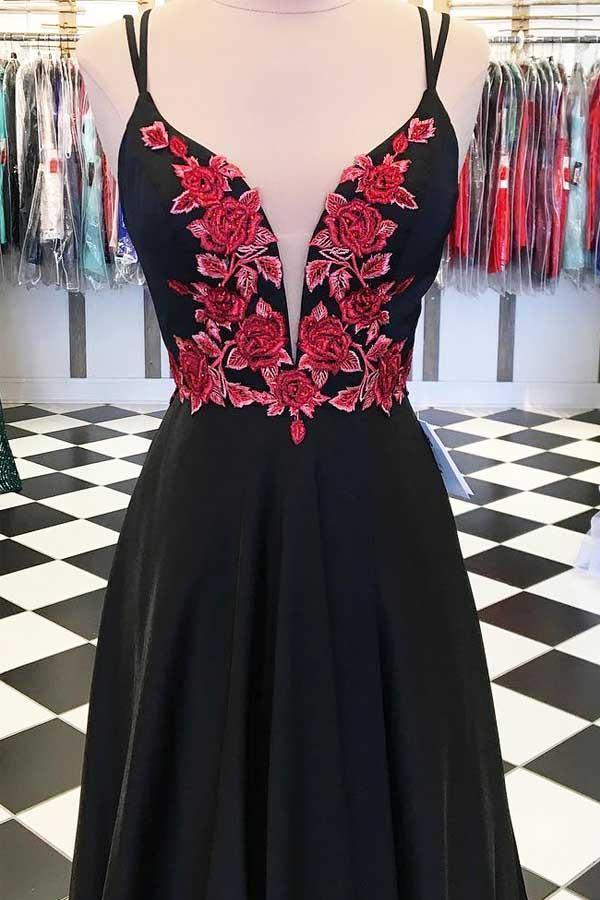 Vestido de festa preto comprido com alças finas e apliques florais em cetim PG863