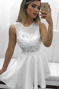 Robe blanche courte à ligne A avec encolure en V et appliques de dentelle - Robes de bal de fin d'études PD168