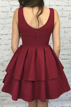 Sukienka na bal studniówkowy w stylu A-Line z głębokim dekoltem, krótka, w kolorze bordowym, warstwowa, z gumką, satynowa, model PG193