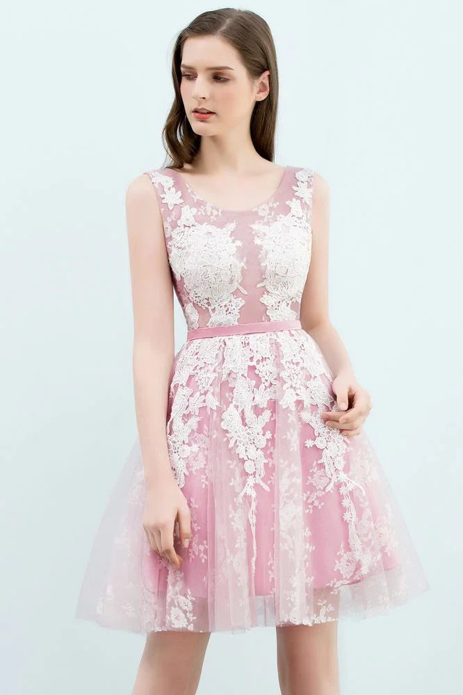 Robe de bal trapèze courte manches courtes sans bretelles avec applications de dentelle en tulle