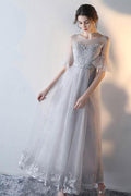 A-line Maniche Corte Grigio Tulle Pizzo Abito da Ballo Grigio Abito da Sera PG666