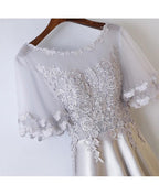 Vestido de festa comprido em cetim prateado com decote ilusão e corte A PG689