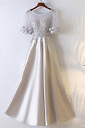 Robe de soirée longue de bal en satin argenté coupe A avec encolure illusion PG689