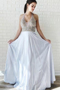 Robe de bal dos nu en satin argenté à encolure en V et ligne A avec perlage PG922
